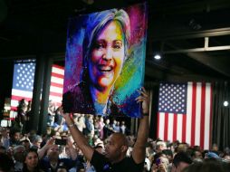 La demócrata Hillary Clinton se mantiene sólida entre las minorías, las mujeres y los adultos mayores. AFP / ARCHIVO