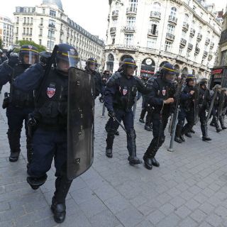 Policía repele con gas a aficionados ingleses en Lille