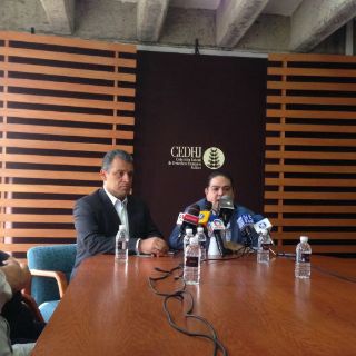 Dan compensación económica a víctimas de negligencia médica