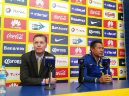 El presidente deportivo del América, Ricardo Peláez (i) e Ignacio Ambriz hablaron en conferencia de prensa. TWITTER / @ClubAmerica