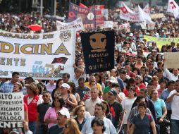 La dependencia considera una prácitca ilegal e inmoral de la CNTE al colocarles pancartas a los menores. EFE / ARCHIVO