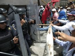 Los elementos policiacos, se vieron obligados a retroceder mientras se defendían con escudos. SUN / D. Tellez