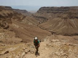 La construcción es un mecanismo de defensa ante los subterráneos hechos por milicias palestinas que se adentran en Israel. AFP / M. Kahana
