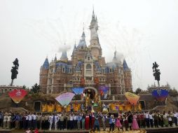 Artistas actúan sobre el escenario durante la inauguración del parque Disney Shanghái, en Shanghái, China. EFE /