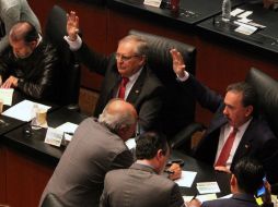 El coordinador del PRI (d) rechaza que la iniciativa ciudadana que ellos aprobaron esté descafeinada, sino todo lo contrario. SUN / ARCHIVO