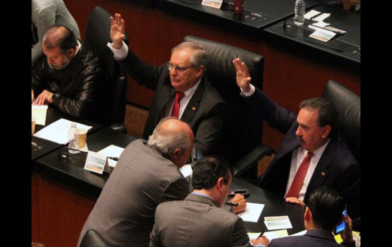 El coordinador del PRI (d) rechaza que la iniciativa ciudadana que ellos aprobaron esté descafeinada, sino todo lo contrario. SUN / ARCHIVO