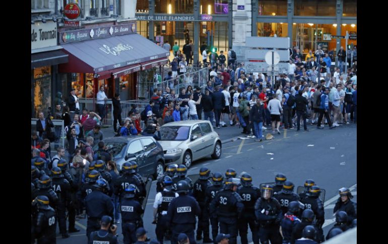 La UEFA dijo que Inglaterra y Rusia enfrentan una posible descalificación del torneo si se producían más incidentes. AP / D. Bandic