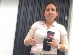 #LadyMula exige a la mujer que mueva su automóvil, al no hacerlo, le propina un manotazo. FACEBOOK / Karinaa mujer que mueva su automóvil, al no h