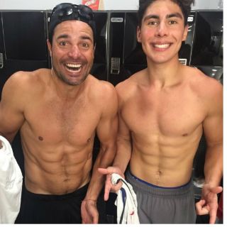 Chayanne y su hijo alborotan redes con foto sin camisa