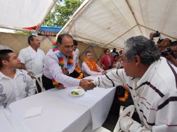 Astudillo compartió los alimentos con los habitantes del Barrio de San Antonio. ESPECIAL /