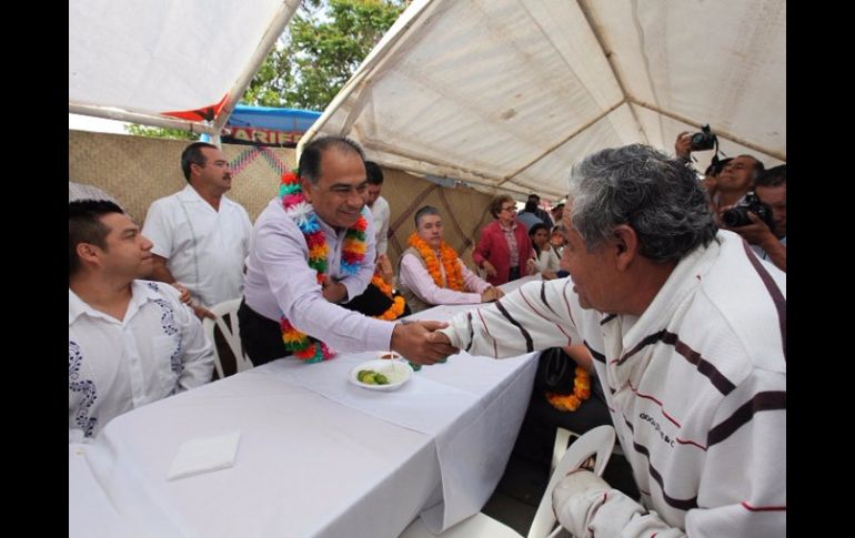 Astudillo compartió los alimentos con los habitantes del Barrio de San Antonio. ESPECIAL /