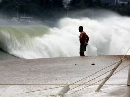 La mujer logró ser sacada del agua con vida, pero murió cuando llegaron al muelle. SUN / ARCHIVO