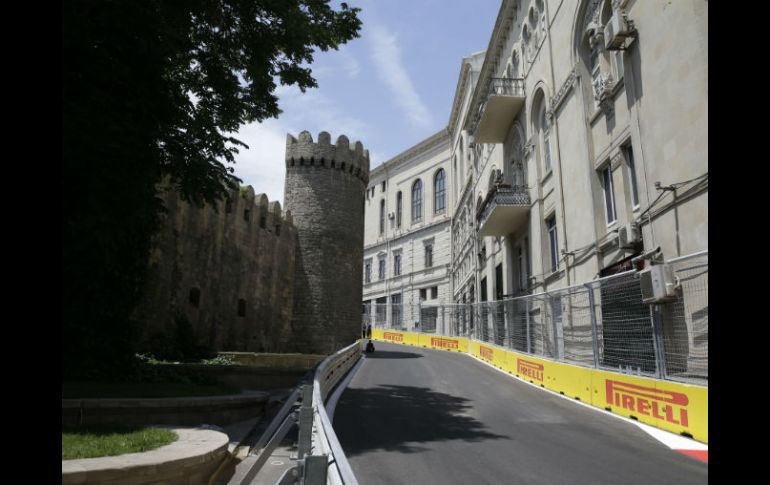 Las céntricas calles de la ciudad de Bakú ya lucen el trazado del circuito callejero que albergará el Gran Premio. AP /  L. Bruno
