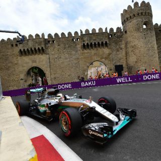 Hamilton lidera los primeros entrenamientos en Bakú