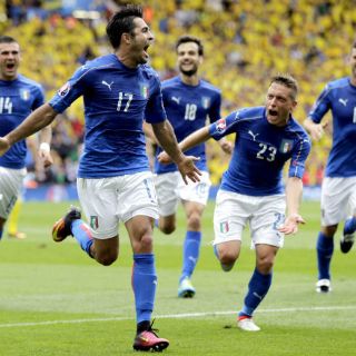 Italia sorprende a Suecia con gol de último minuto