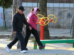 Los ejercicios que implican llevar el peso del propio cuerpo, tales como caminar o trotar benefician a los huesos. EL INFORMADOR / ARCHIVO