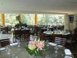 4 Estaciones goza de una sola área dividida en tres secciones con enormes ventanales que dejan pasar la luz natural. ESPECIAL /