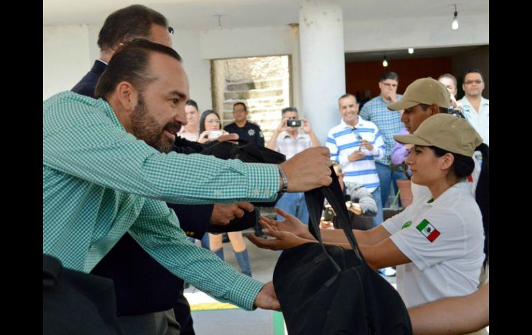Chávez realizó la entrega de equipamiento a 25 elementos que integrarán la Unidad con capacidades para procesar lugar de intervención. TWITTER / @SergioChavez_D
