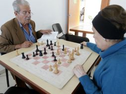 Es importante que las personas de edad avanzada ejerciten su cerebro con actividades como el ajedrez, el dominó. EL INFORMADOR / ARCHIVO