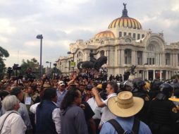 Los profesores insisten en su paso hacia el Zócalo y propusieron quedarse sentados en espera de una resolución. SUN /