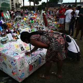 Comienzan entierros de víctimas de tiroteo en Orlando