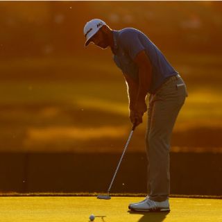 Dustin Johnson, empatado en la cima