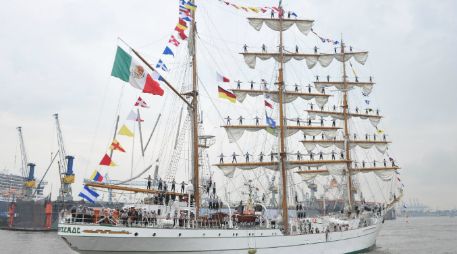 En el puerto, el Cuauhtémoc era esperado por la embajadora de México en Alemania, Patricia Espinosa. NTX /