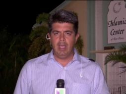 Durante toda la proeza del insecto el profesional de la comunicación no pierde el control y continúa con su reporte. YOUTUBE /