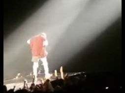 Fanáticos miraban al artista, que era seguido por los reflectores, cuando de pronto cae en un hueco situado en el piso del escenario. ESPECIAL / YouTube