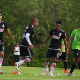 Chivas derrota a Venados y Coras