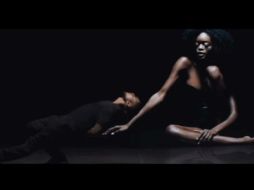 El cantante parece desafiar la gravedad con impactantes movimientos. YOUTUBE / UsherVevo