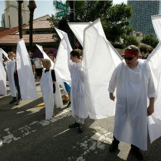 Grupo antigay protesta en funeral de víctima de matanza en EU