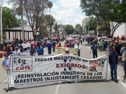 Luego de la manifestación en las oficinas de la Sección 16 del SNTE, se dirigieron a las instalaciones de una televisora. EL INFORMADOR / P. Franco