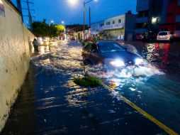 Por varias horas hubieron calles inundadas durante la noche del viernes y el sábado por la mañana. EL INFORMADOR / ARCHIVO