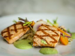 El salmón tiene grasas que ayudan a mantener la piel hidratada y disminuir las arrugas. EL INFORMADOR / ARCHIVO