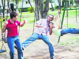 Juntos. A pesar de la jornada laboral, Caleb procura dedicarle tiempo de calidad a sus hijos. EL INFORMADOR / P. Franco