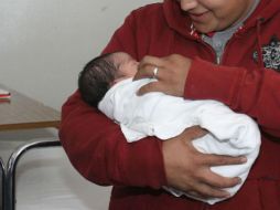 Como parte del programa, el papá 'incubaba' a su bebé de martes a viernes durante cinco horas mientras su esposa trabajaba. NTX / ARCHIVO