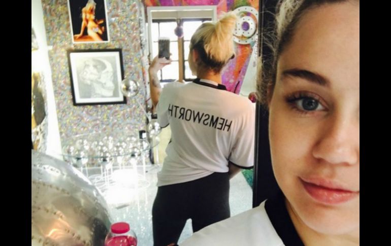 Miley Cyrus sube una fotografía en donde se le ve portando una playera con el nombre 'Hemsworth'. INSTAGRAM / mileycyrus
