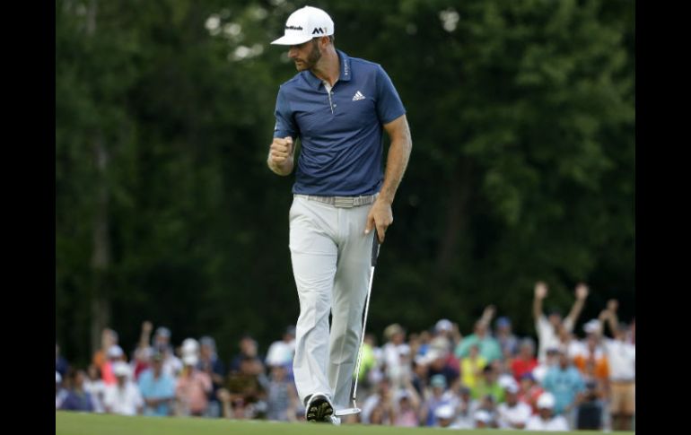 Con su estupendo cierre de la última ronda, Johnson le restó importancia a una sanción que sopesaba la Asociación de Golf de EU. AP / J. Minchillo