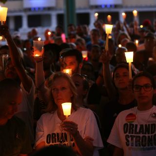 Miles participan en vigilia en Orlando