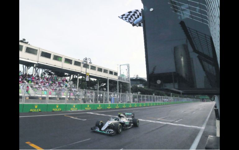 Nico Rosberg. El piloto de Mercedes recibe la bandera de cuadros en el GP de Europa, en el circuito de Bakú. EFE /