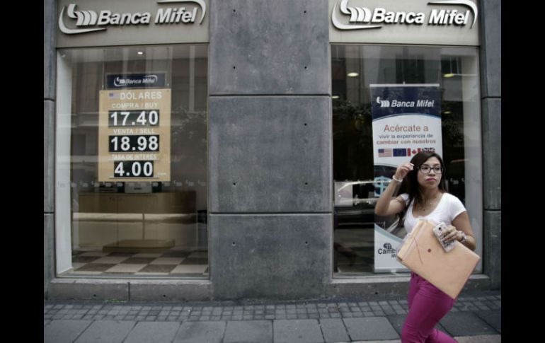 En las semanas recientes el tipo de cambio al mayoreo llegó a tocar la barrera de los 19 pesos por dólar. SUN / A. Leyva