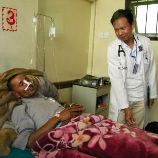 Policía de Nepal detiene a 36 falsos doctores