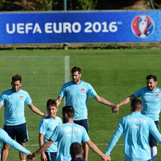 República Checa y Turquía buscan avanzar a octavos