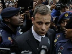 Pistorius, que mató a tiros a su novia en su casa en febrero de 2013, actualmente se encuentra bajo arresto domiciliario. AP / T. Hadebe