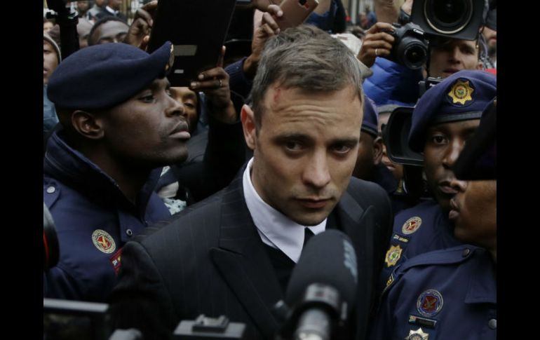 Pistorius, que mató a tiros a su novia en su casa en febrero de 2013, actualmente se encuentra bajo arresto domiciliario. AP / T. Hadebe