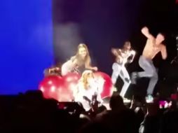 La artista no se levantó de inmediato y siguió cantando. YOUTUBE / Royal Selena