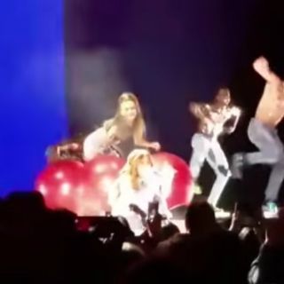 Selena Gómez cae en pleno escenario