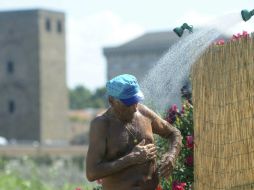 3.- Si tu zona genital suda en abundancia, la humedad prolongada puede provocarle hongos, trata de utilizar talco para mantenerla seca. EFE / ARCHIVO