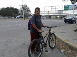 Juan Manuel se va en bicicleta a su trabajo por la 'orillita' del Periférico; sería uno de los beneficiados de la ciclovía. EL INFORMADOR / P. Franco